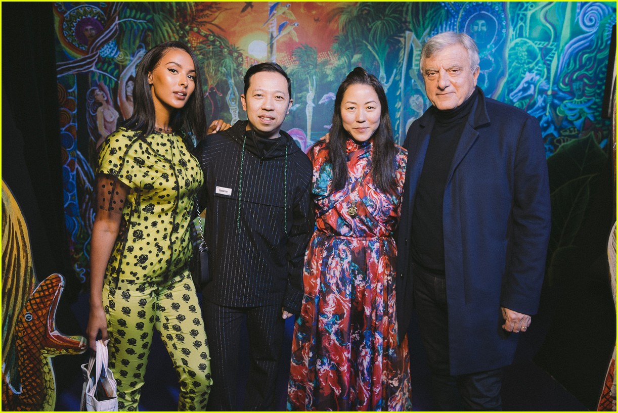 Maisie Williams Looks Pretty at Kenzo Show During Paris Fashion Week
