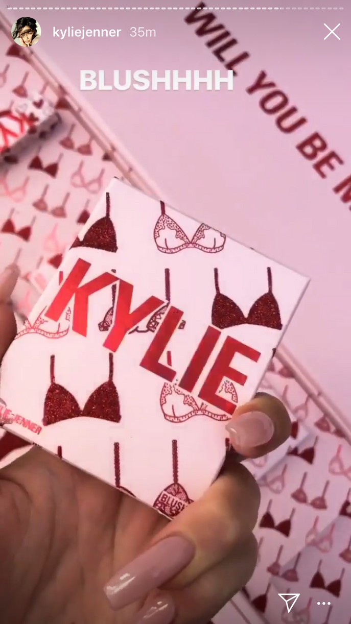 Kylie Jenner Shows Off Kylie Cosmetics Valentine S Day Collection Photo Photo