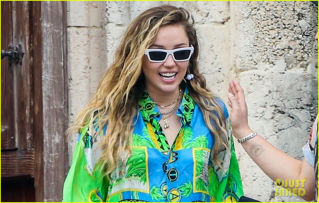 Miley Cyrus Makes Quick Stop in Miami! | Photo 1209528 - Photo Gallery ...