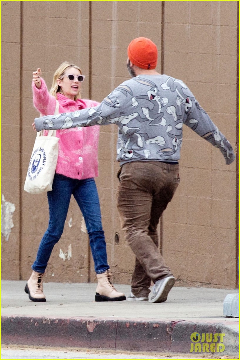 Kristen Stewart & Emma Roberts Hang Out Together in Griffith Park