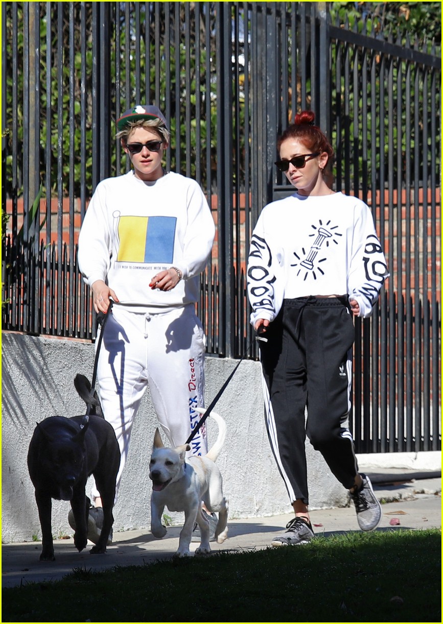 Kristen Stewart & Sara Dinkin Share a Smooch in the Car | Photo 1210011