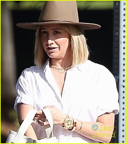 ashley tisdale steps out lunch ahead love me single 02