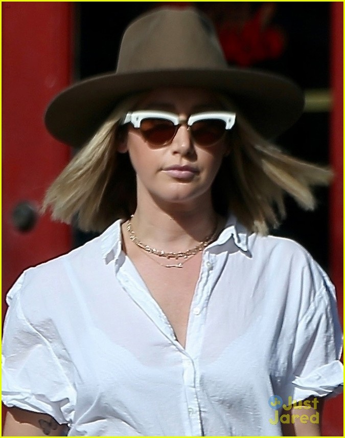 ashley tisdale steps out lunch ahead love me single 04
