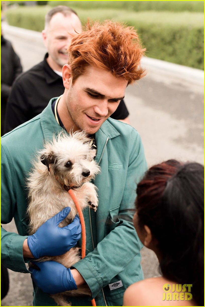 kj apa aspca volunteer with bumble winner 28