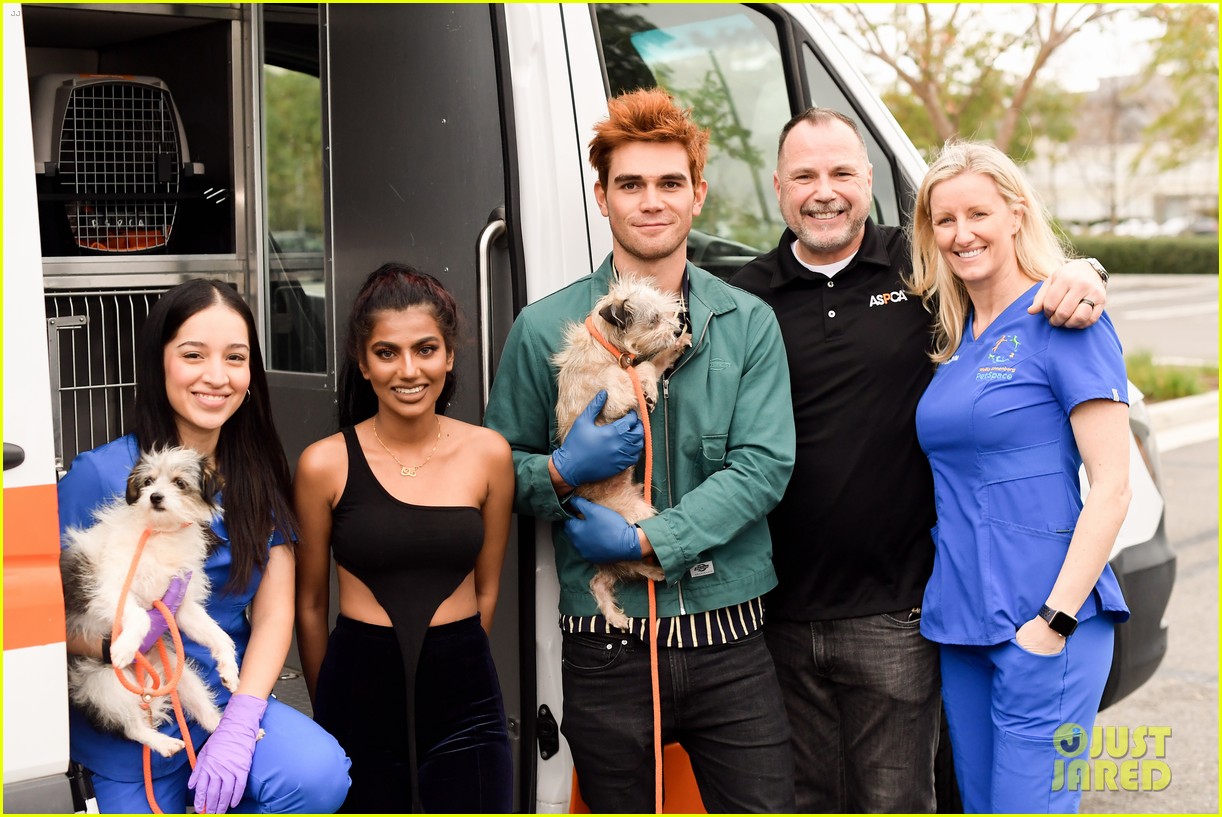 kj apa aspca volunteer with bumble winner 32