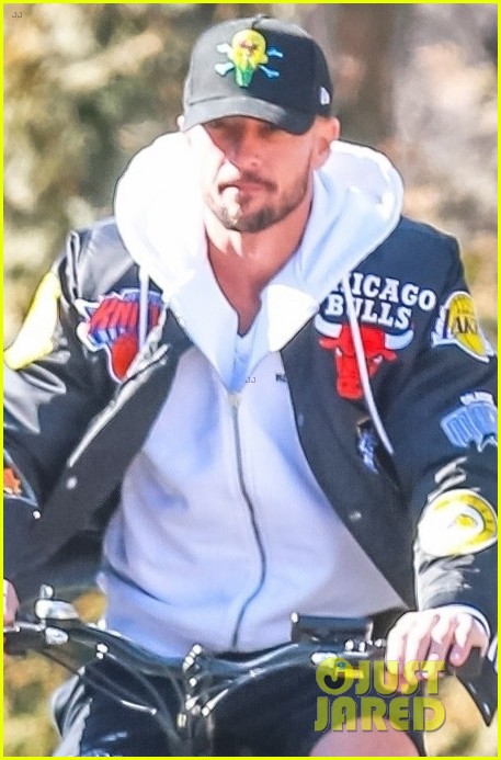 justin bieber pastor carl lentz spend the day together in nyc 06
