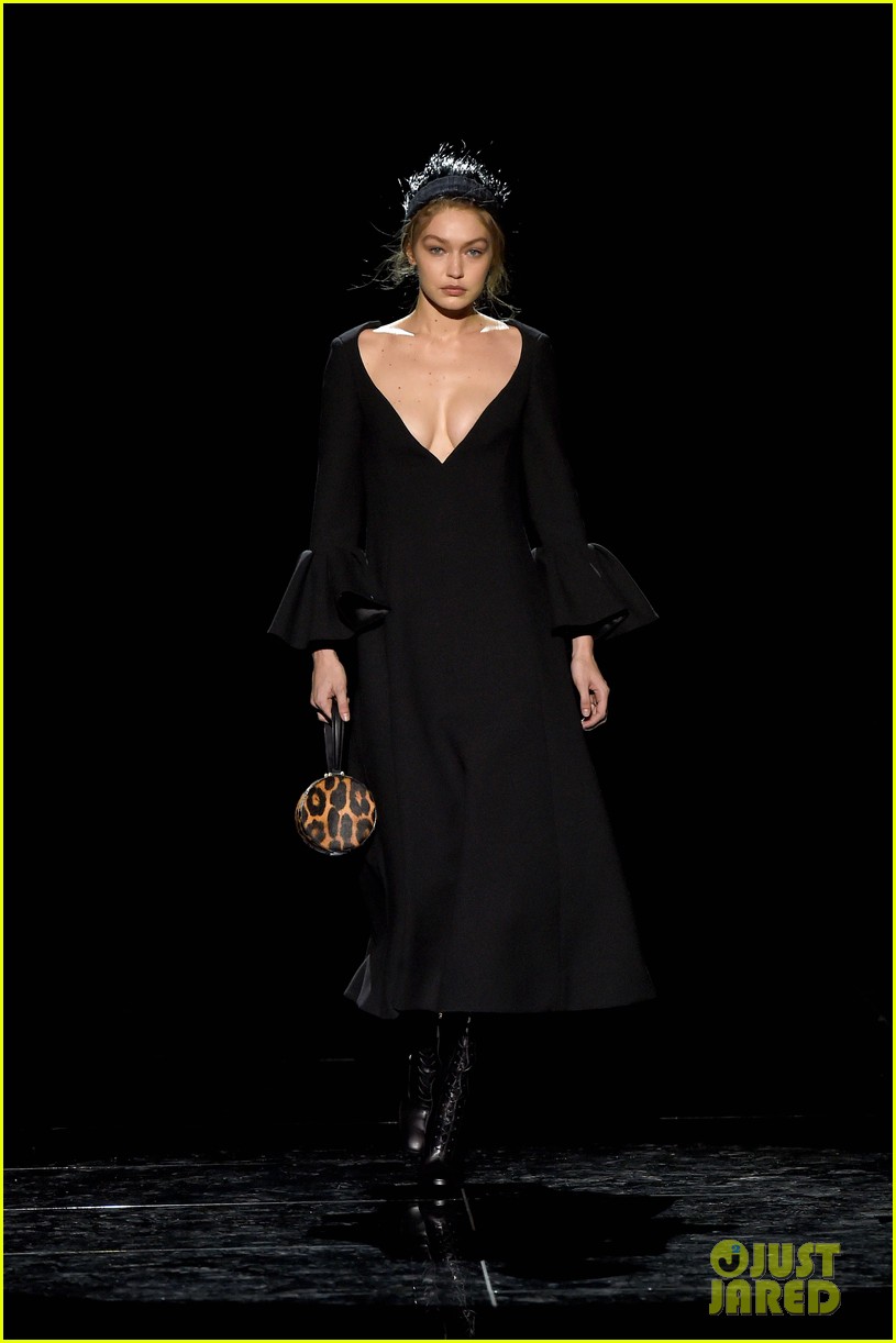 Kaia Gerber & Gigi Hadid Hit the Runway for Marc Jacobs NYFW Show