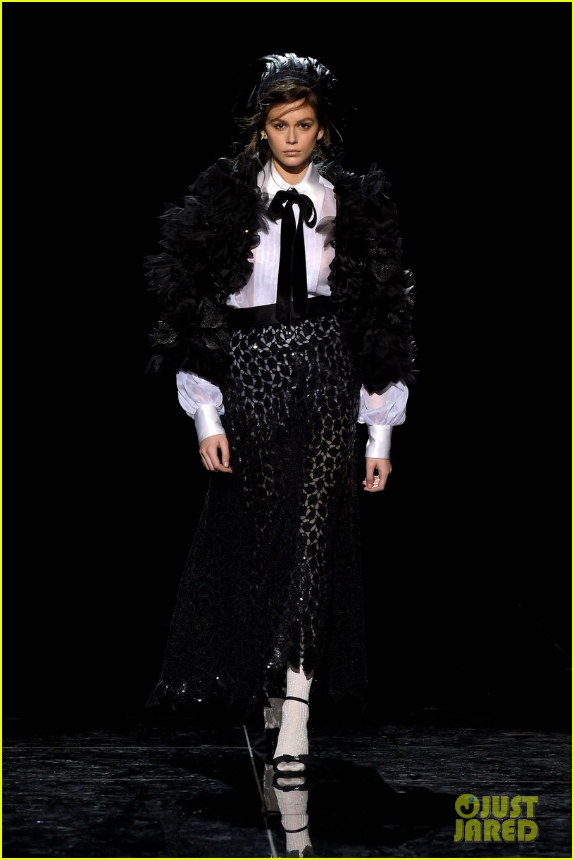Kaia Gerber & Gigi Hadid Hit the Runway for Marc Jacobs NYFW Show