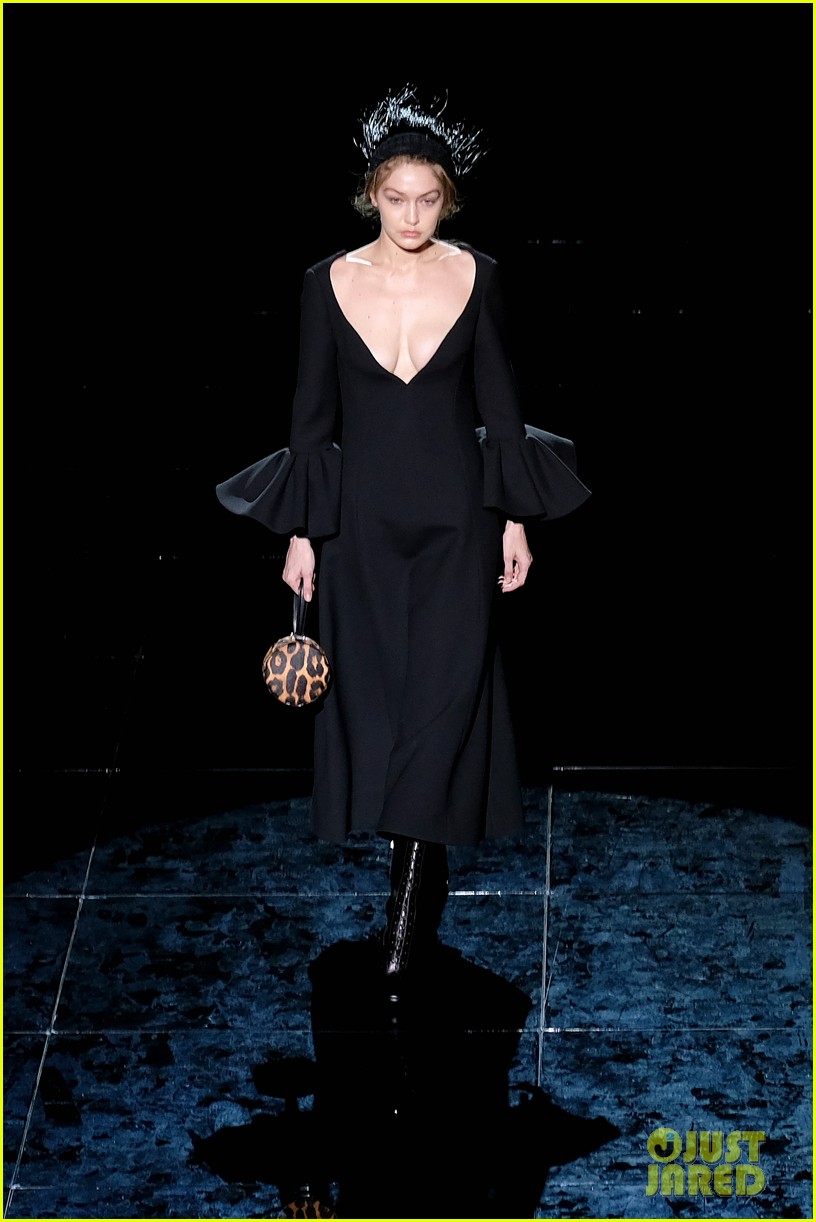 Kaia Gerber & Gigi Hadid Hit the Runway for Marc Jacobs NYFW Show ...