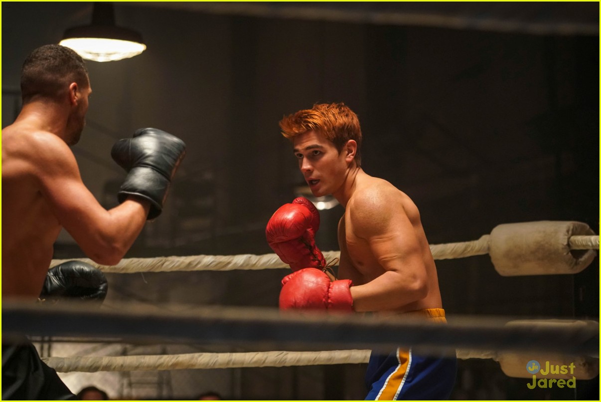 archie kisses josie new riverdale 02