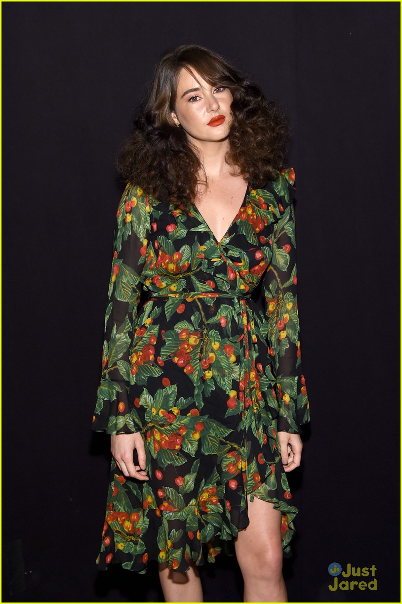 Full Sized Photo of shailene woodley 70s look marc jacobs show 07