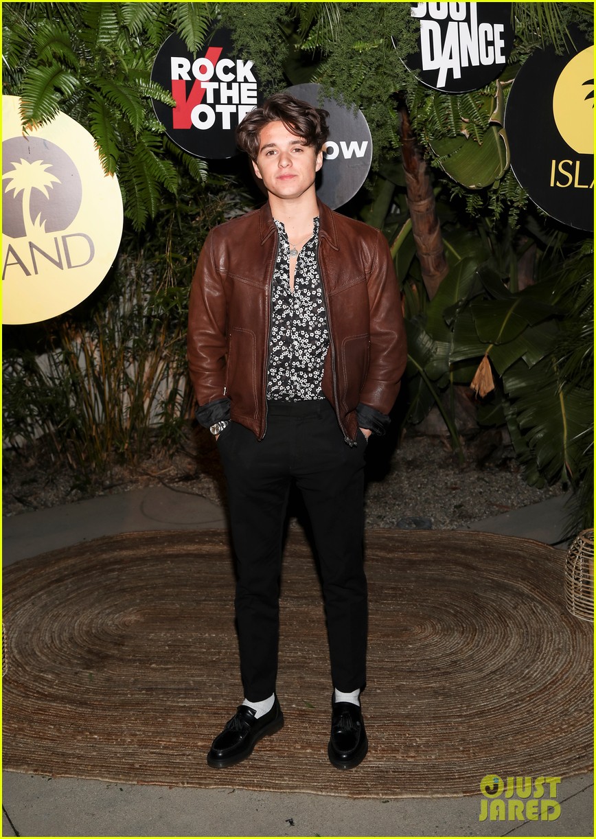 shawn mendes rocks maroon suit for island records pre grammys event 04