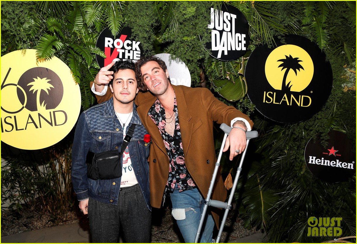 shawn mendes rocks maroon suit for island records pre grammys event 08