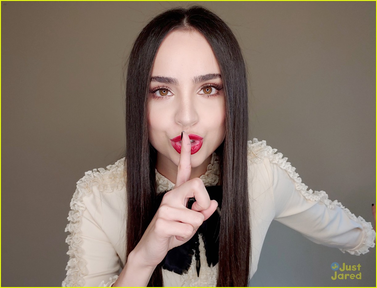 sofia carson descendants perf transition 04