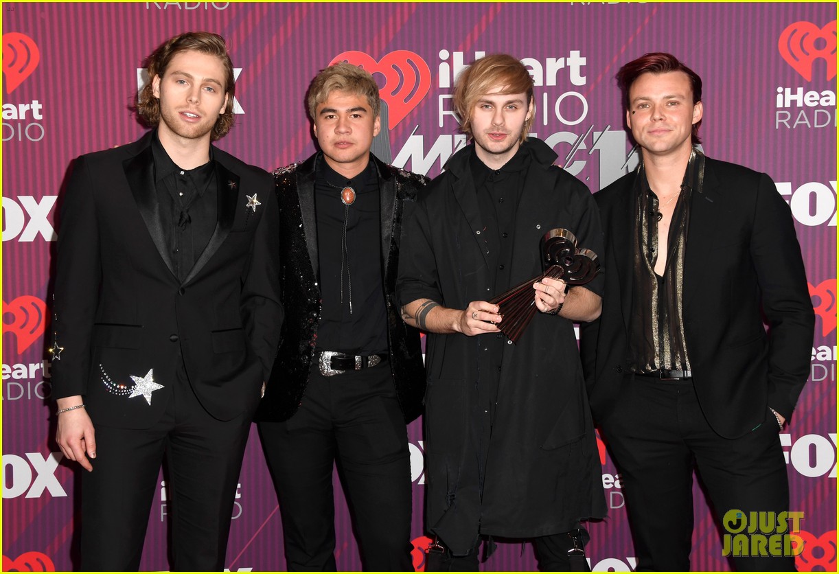 Full Sized Photo of 5sos wins best pop duo group at iheartradio music