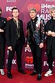 5sos wins best pop duo group at iheartradio music awards 02