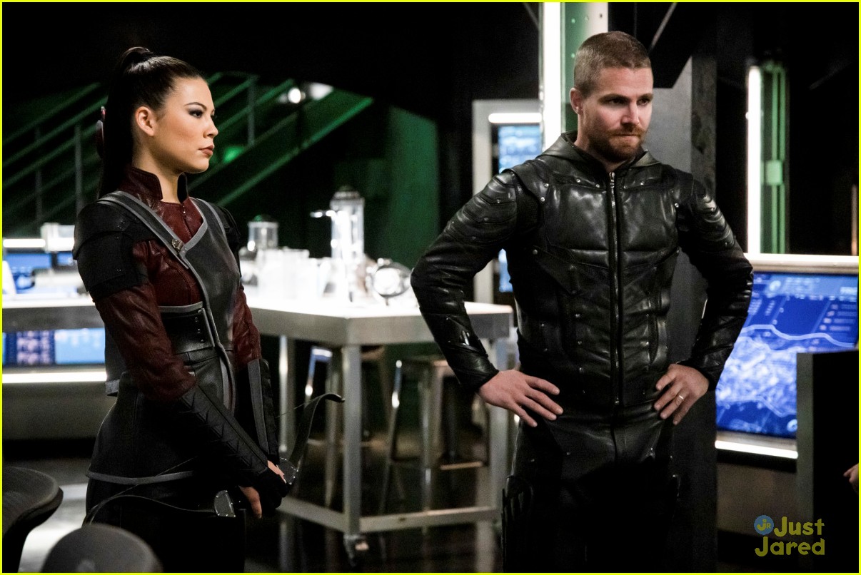 Full Sized Photo Of Felicity Smoak Tech Launch New Arrow Tonight 09 Felicity Launches Smoak 7579