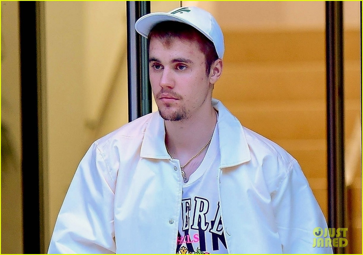 justin bieber leaves his nyc apartment 07