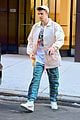 justin bieber leaves his nyc apartment 03