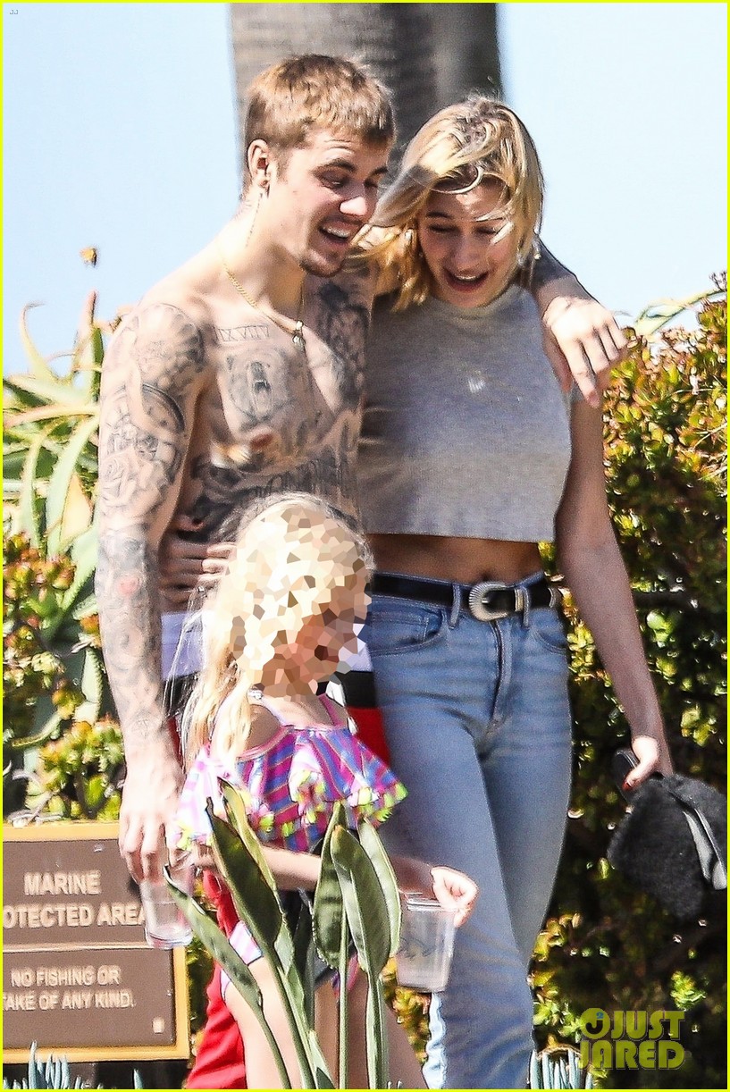 Justin & Hailey Bieber Have a Relaxing Beach Day! | Photo 1223233