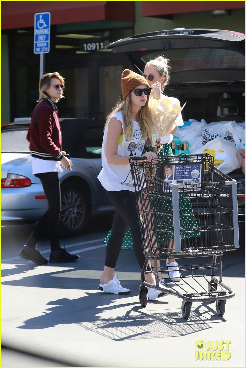 cara delevingne ashley benson run errands 09