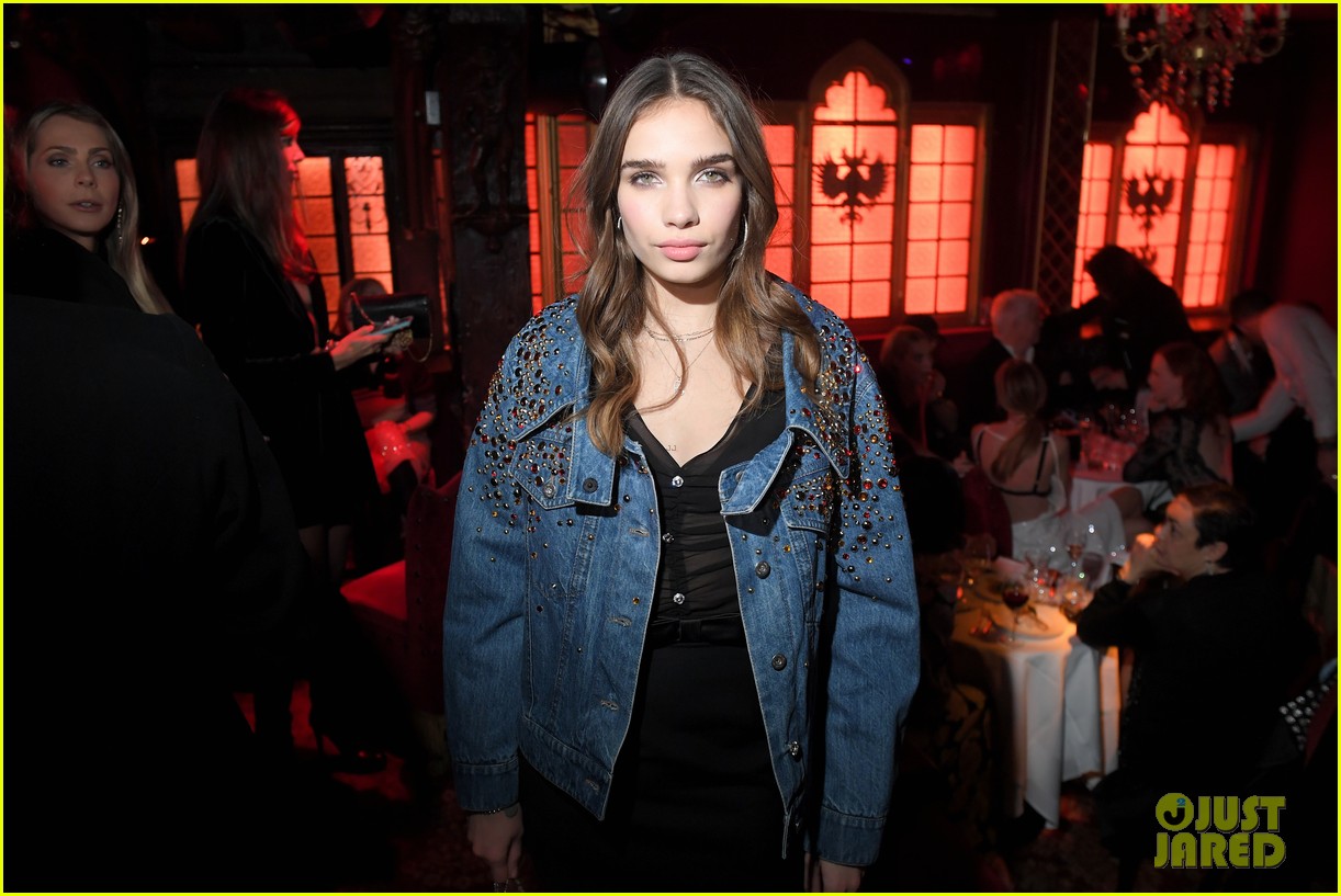 Full Sized Photo of elle fanning amandla stenberg miu miu fashion show