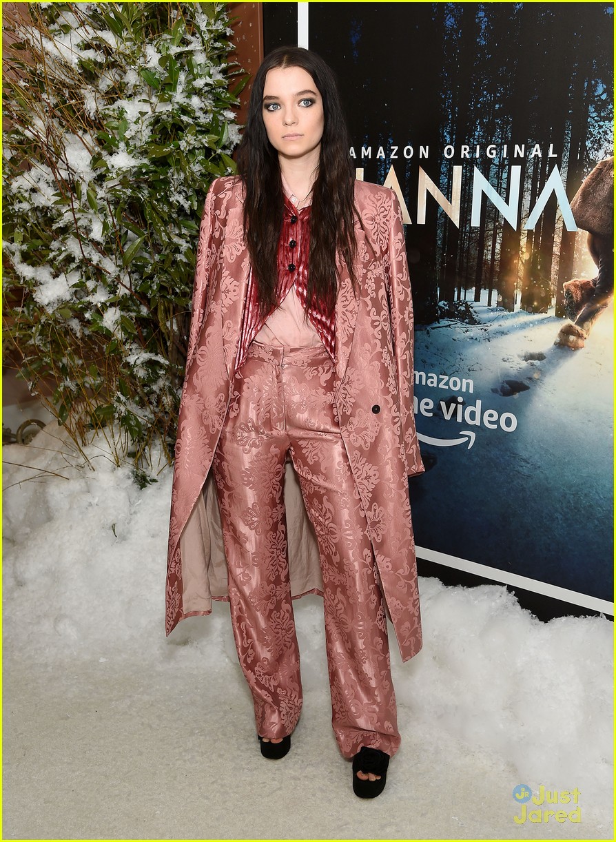 Esme Creed-Miles Stuns in Pink Suit at 'Hanna' Premiere in NYC | Photo