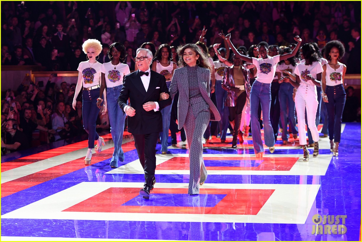 Full Sized Photo of zendaya supported by gigi hadid tommy hilfiger show