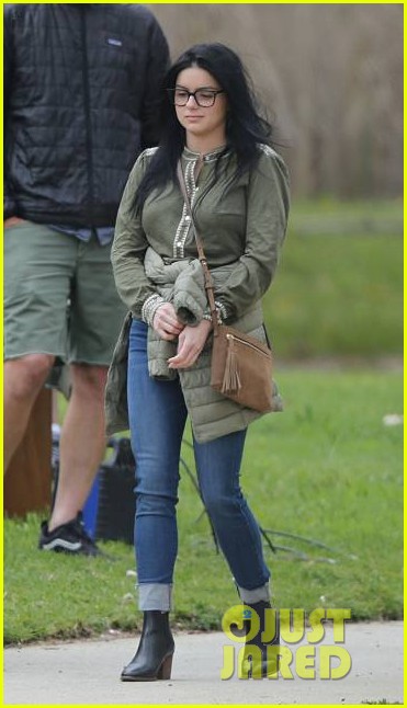 sarah hyland sports huge baby bump on modern family set 02