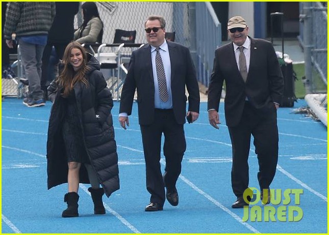 sarah hyland sports huge baby bump on modern family set 03