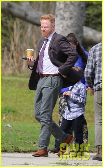 sarah hyland sports huge baby bump on modern family set 04