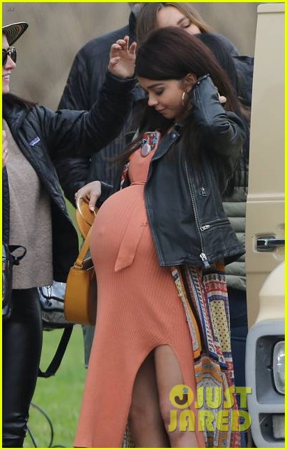 sarah hyland sports huge baby bump on modern family set 05