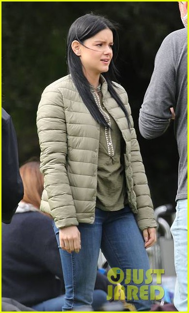 sarah hyland sports huge baby bump on modern family set 06