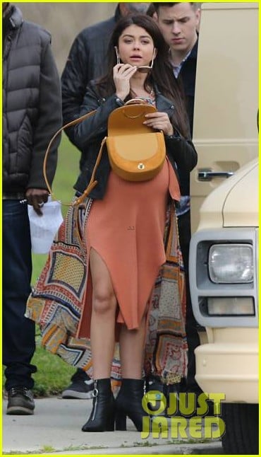 sarah hyland sports huge baby bump on modern family set 07