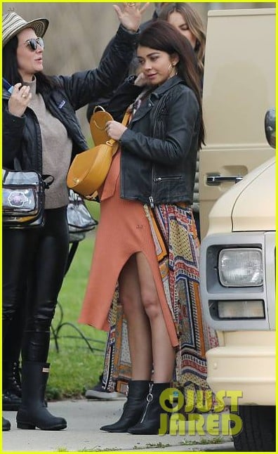 sarah hyland sports huge baby bump on modern family set 08