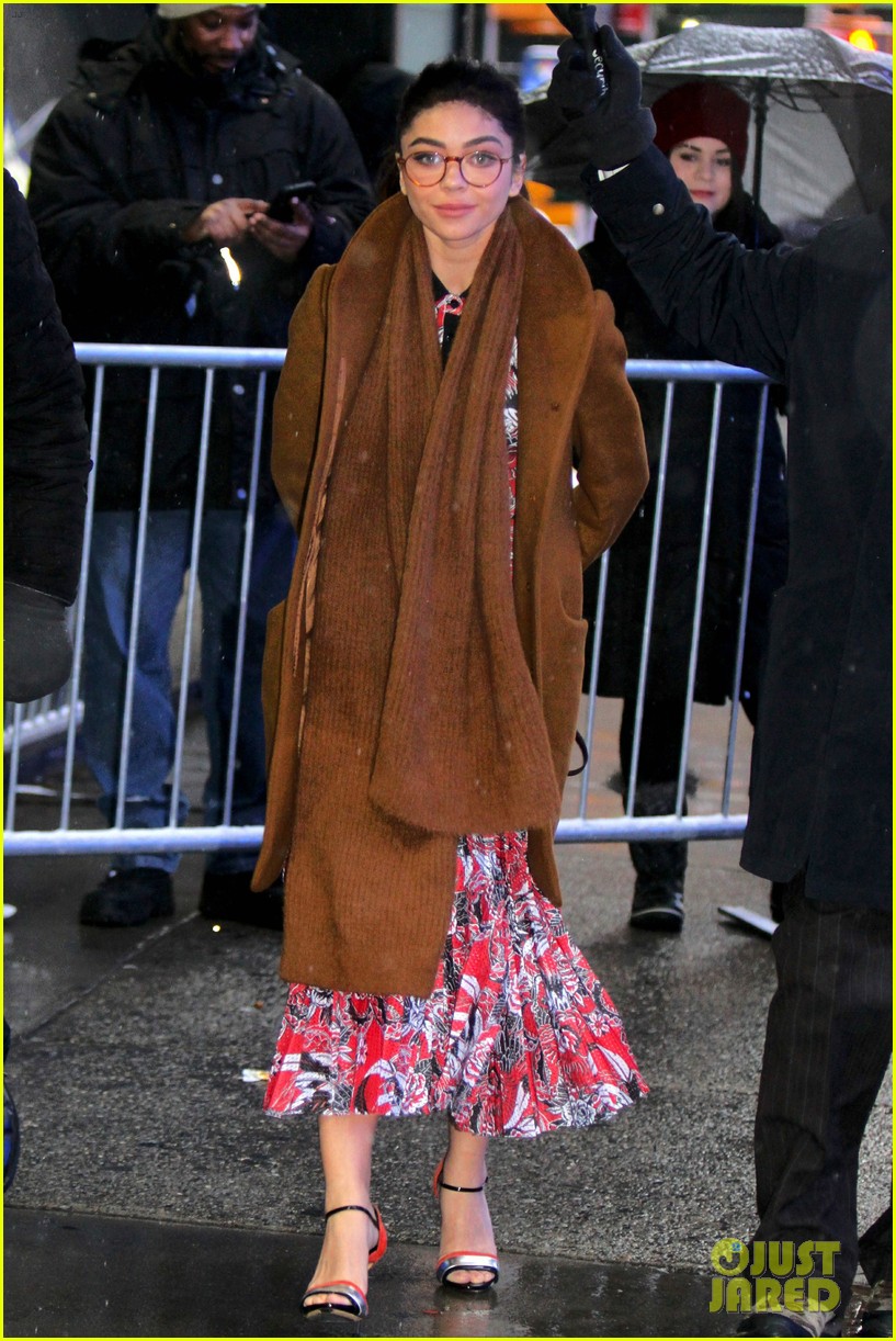 sarah hyland says modern family co stars have helped her through health struggles 03