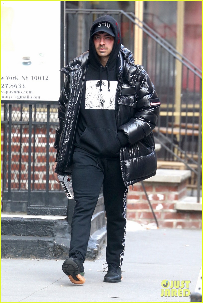 Full Sized Photo of joe jonas errands nyc 01 | Joe Jonas Steps Out in