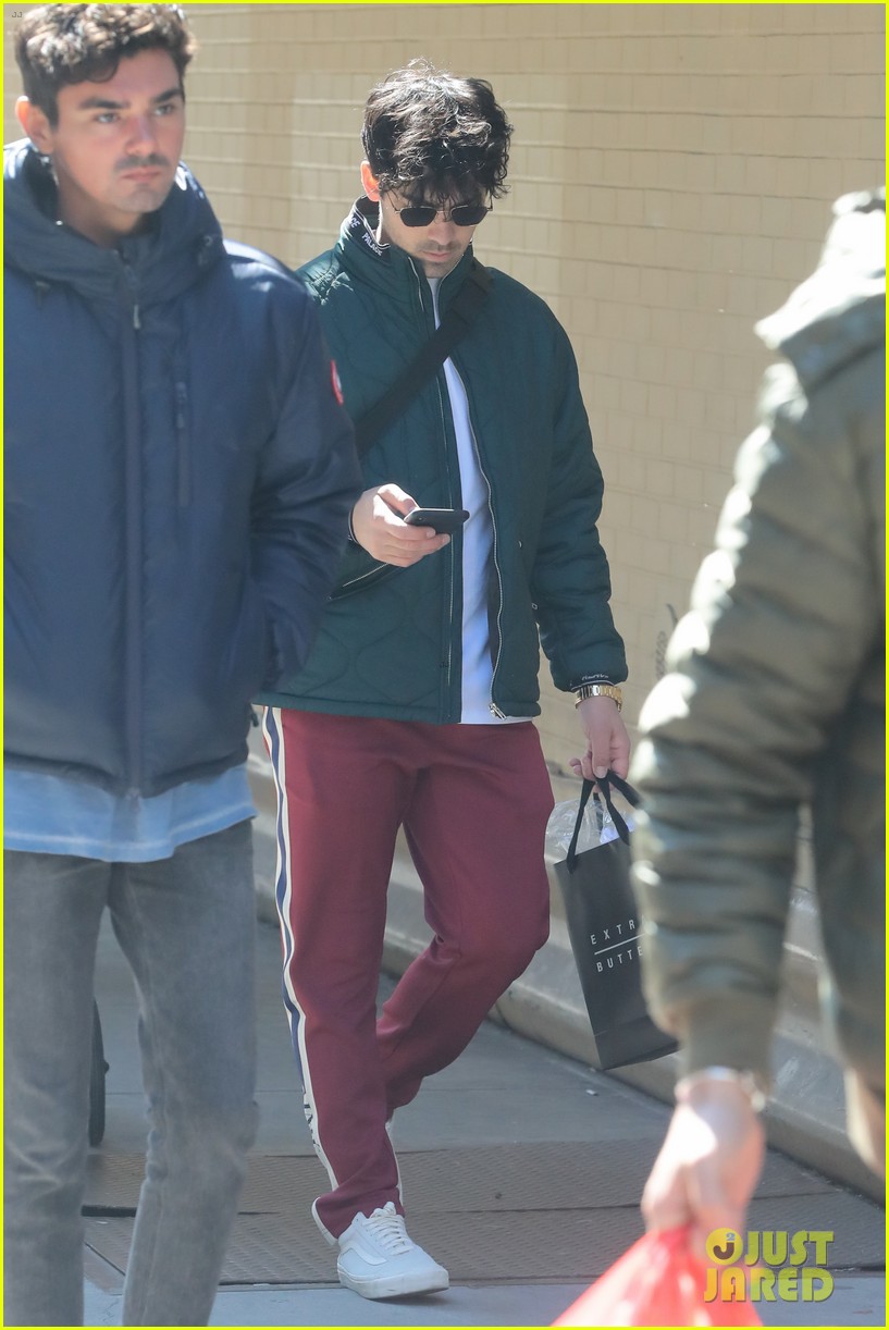 Joe Jonas Heads Out on a Shopping Spree in NYC | Photo 1223350 - Photo ...