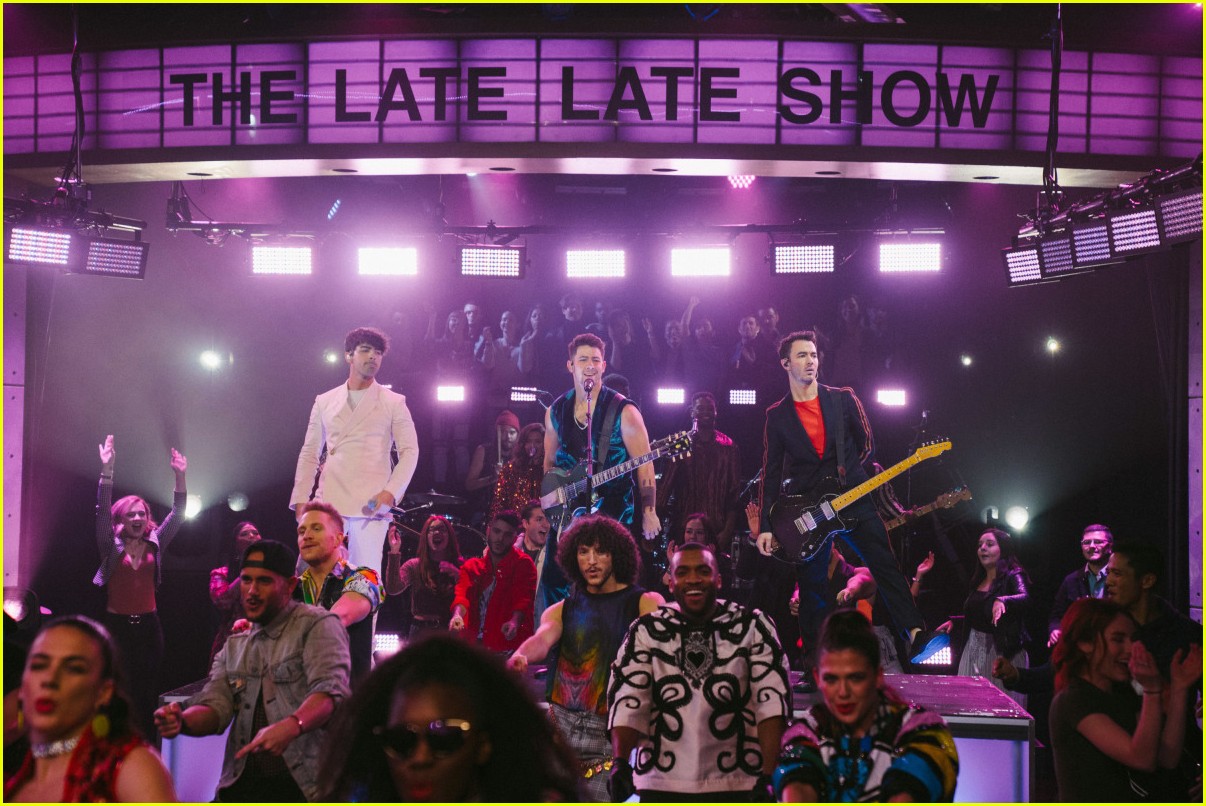 jonas brothers make sucker tv debut with corden performance 02