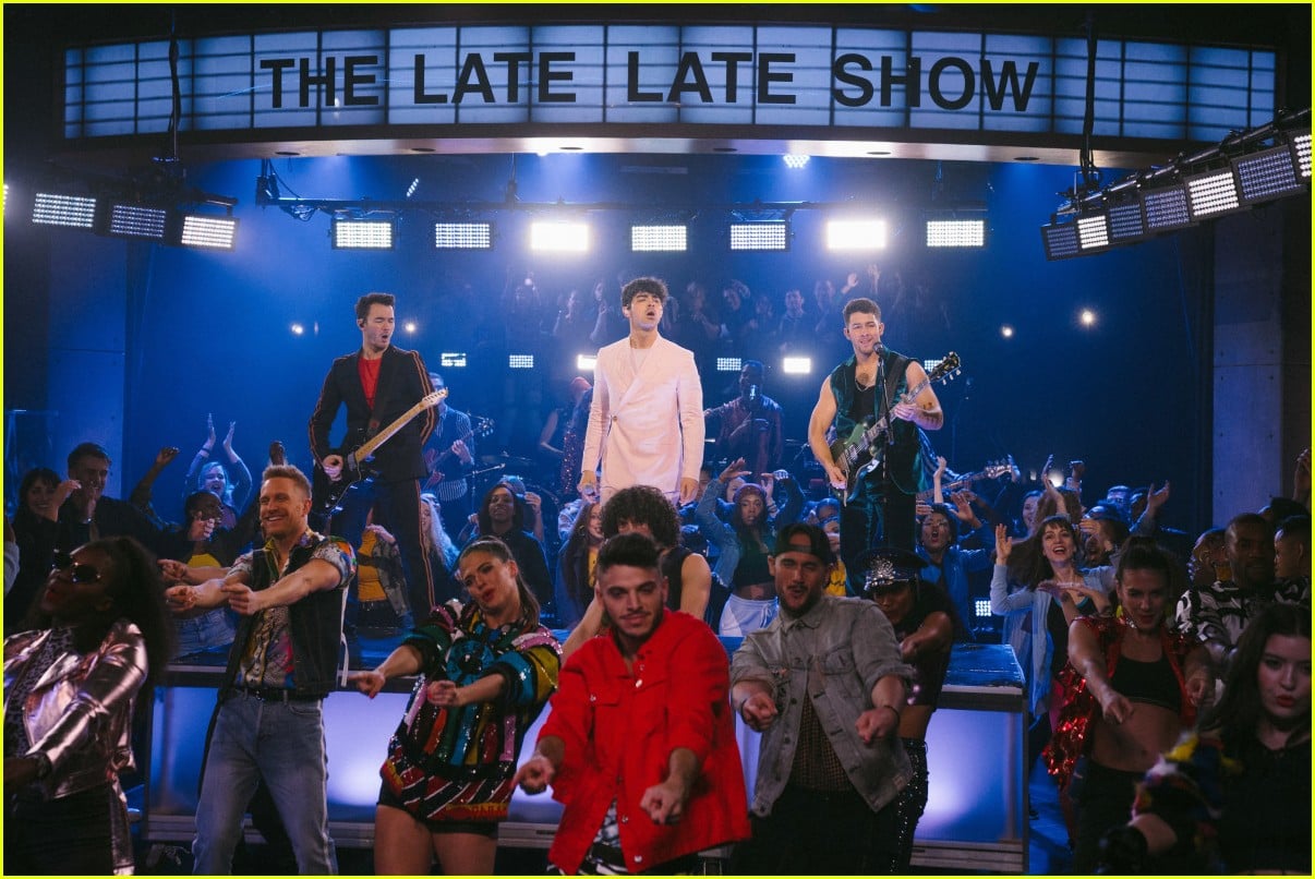 jonas brothers make sucker tv debut with corden performance 08