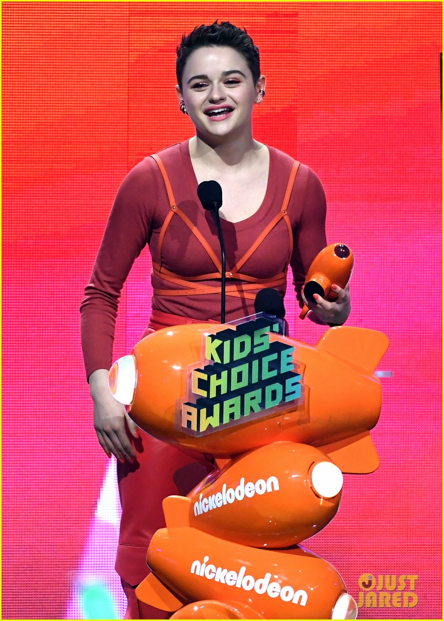 joey king joel courtney kids choice awards 2019 01