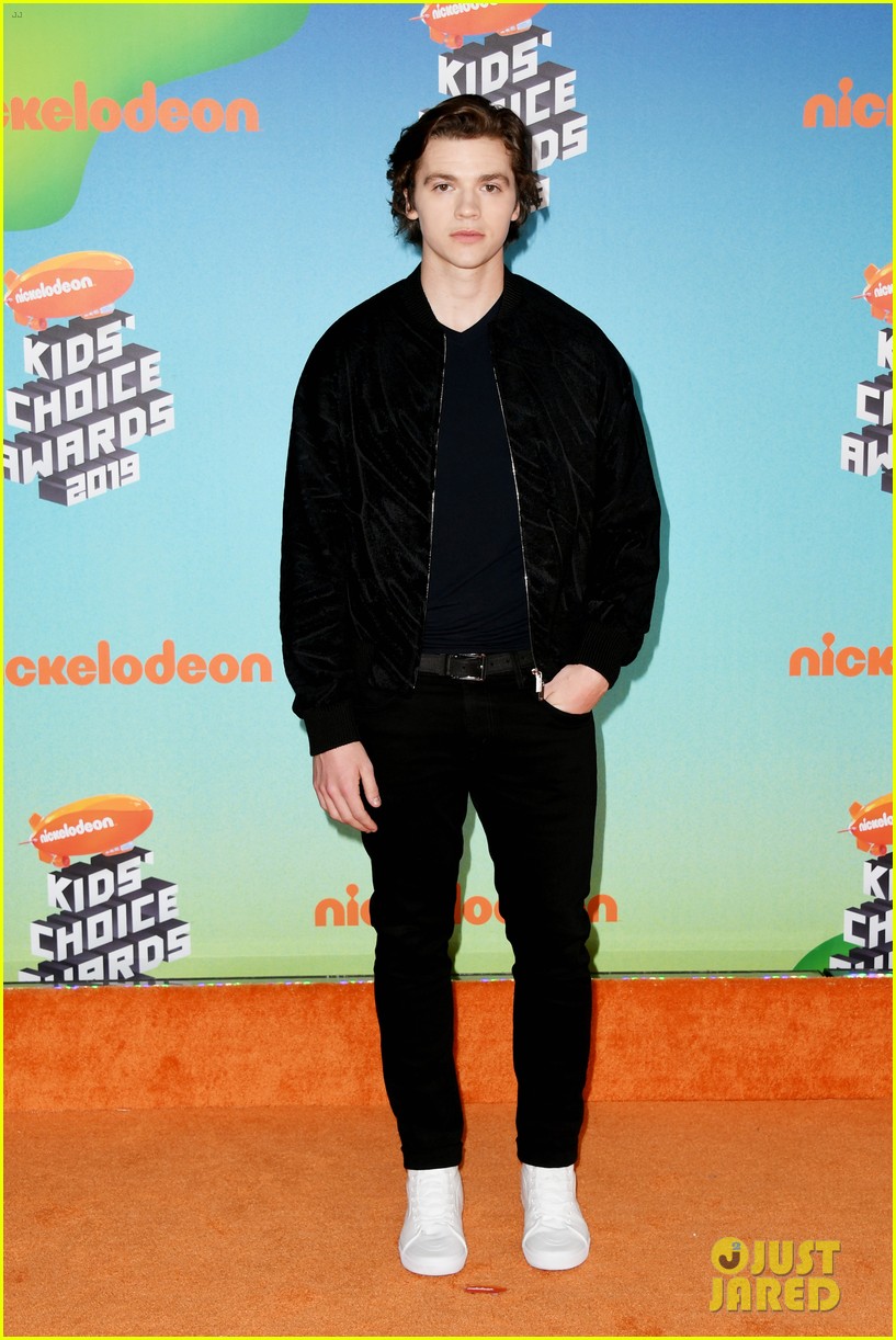 joey king joel courtney kids choice awards 2019 05