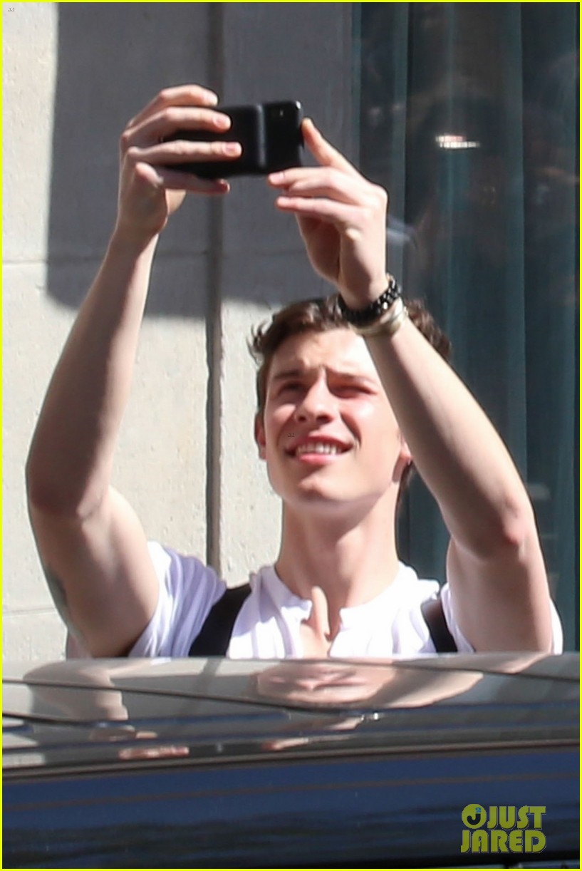 Shawn Mendes Hangs Out in Spain Ahead of His Concert! Photo 1224605