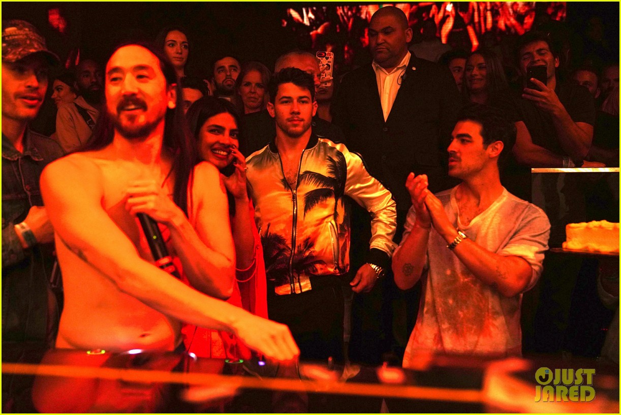 nick joe jonas priyanka chopra steve aoki miami march 2019 07