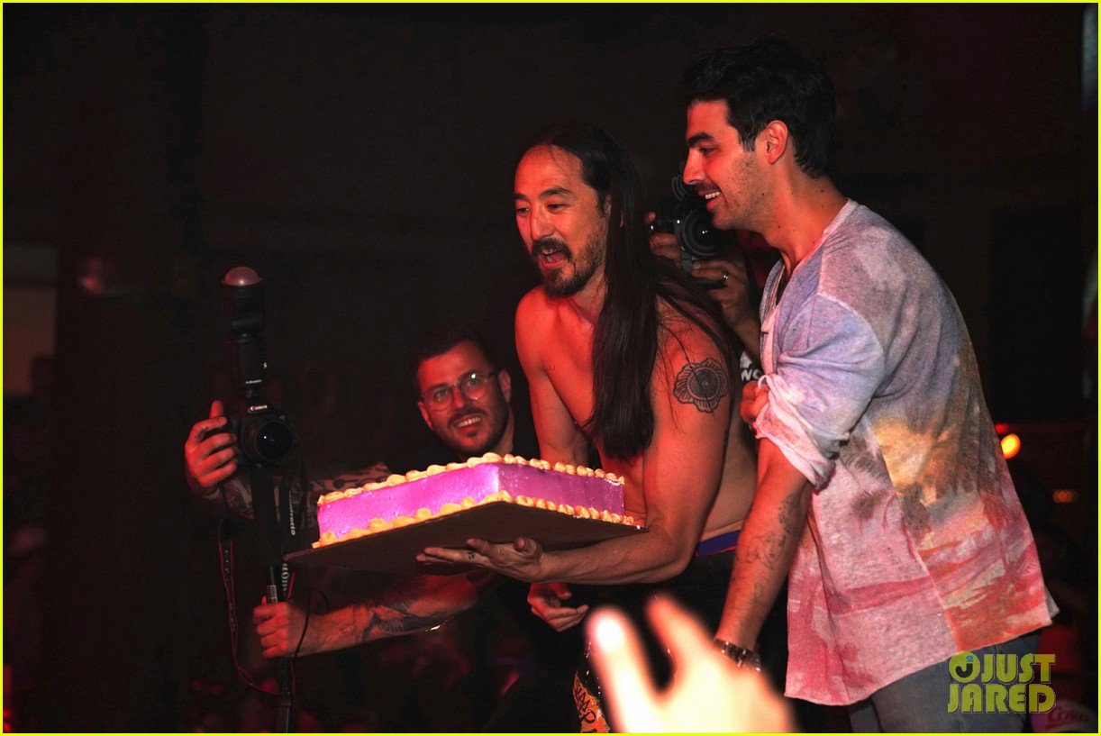 nick joe jonas priyanka chopra steve aoki miami march 2019 12