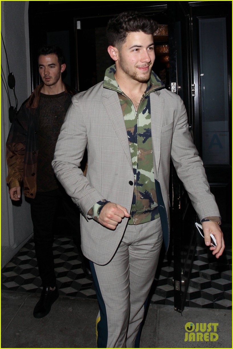 nick jonas meets up with joe sophie turner for dinner 09