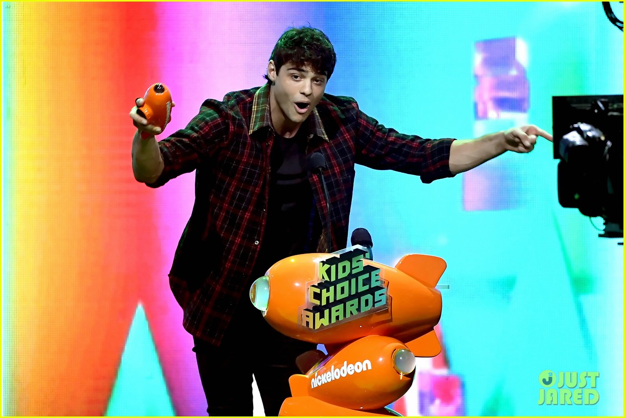 noah centineo presented favorite movie actor lana condor kca 01