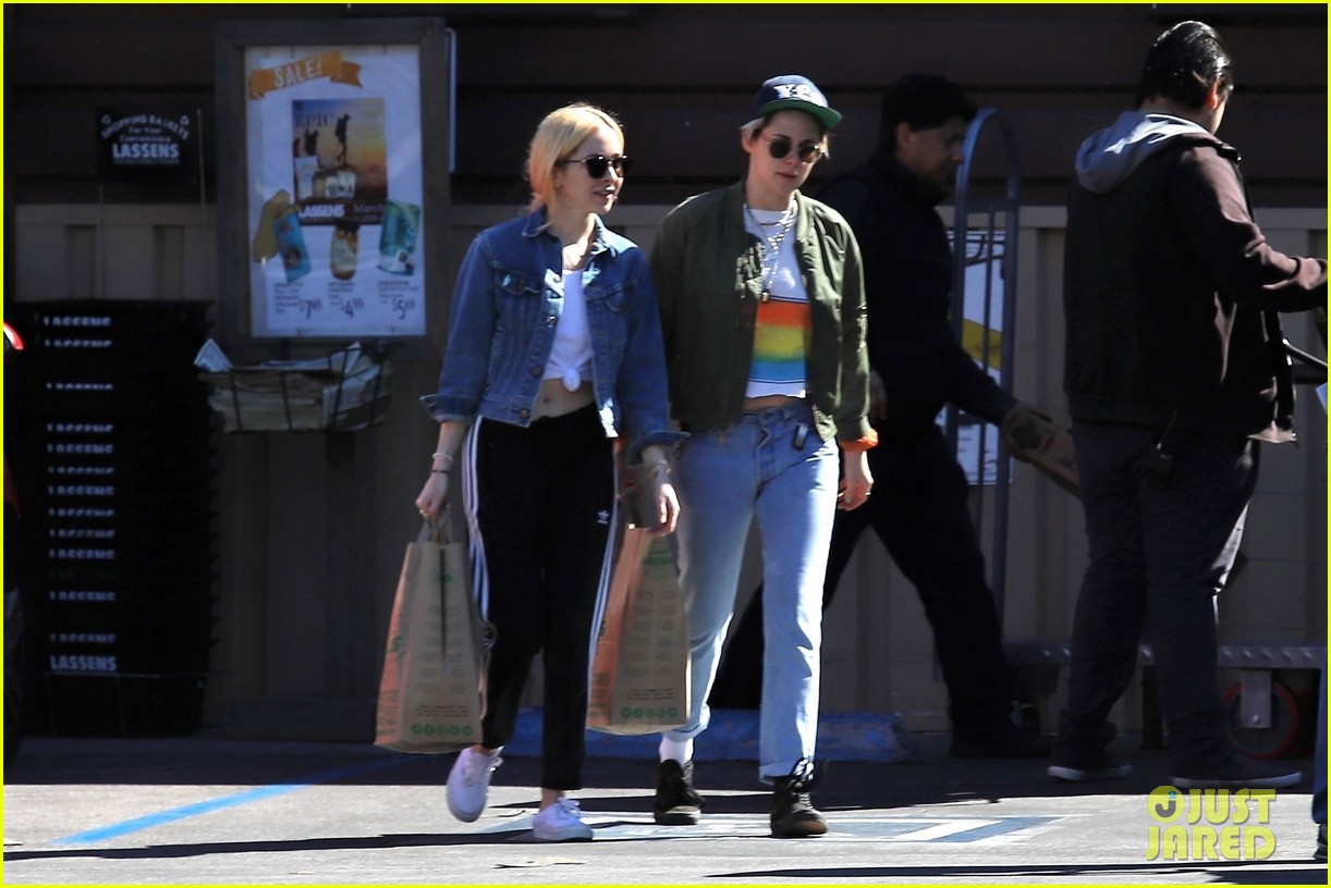 Kristen Stewart Steps Out with Sara Dinkin for Grocery Run | Photo