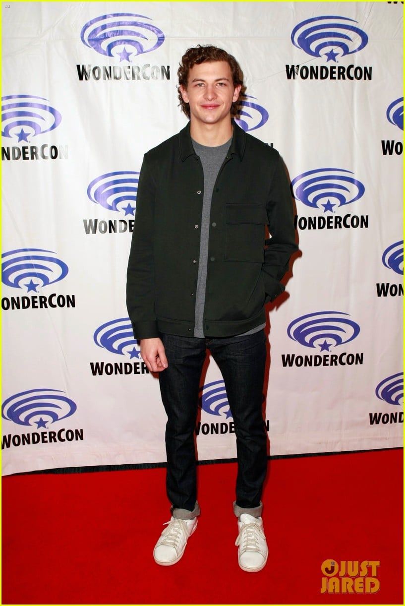 dark phoenix cast makes stylish wondercon 2019 appearance 07
