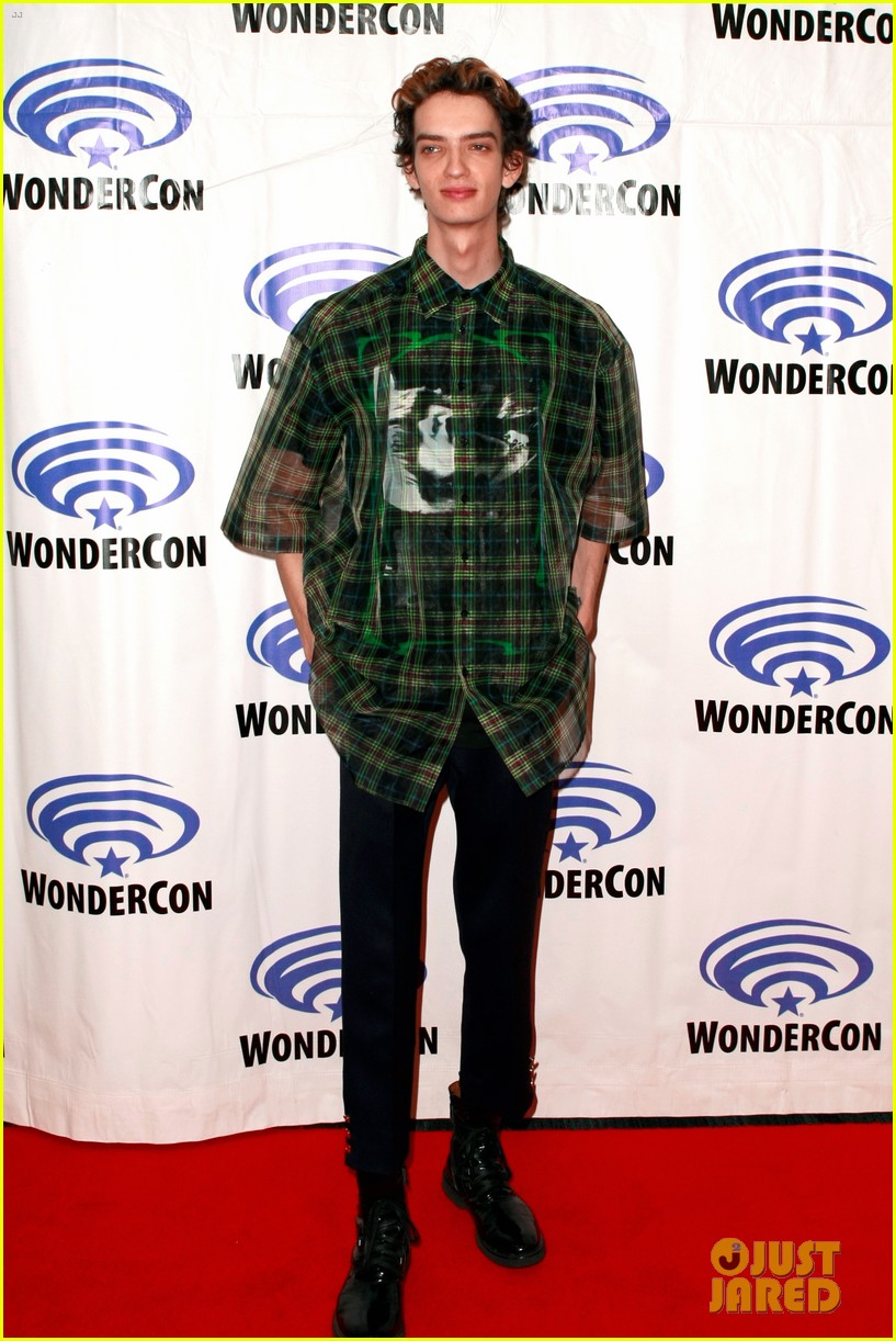 dark phoenix cast makes stylish wondercon 2019 appearance 15